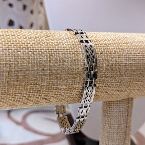 Bangles & Bracelets - Picture 15 of 16